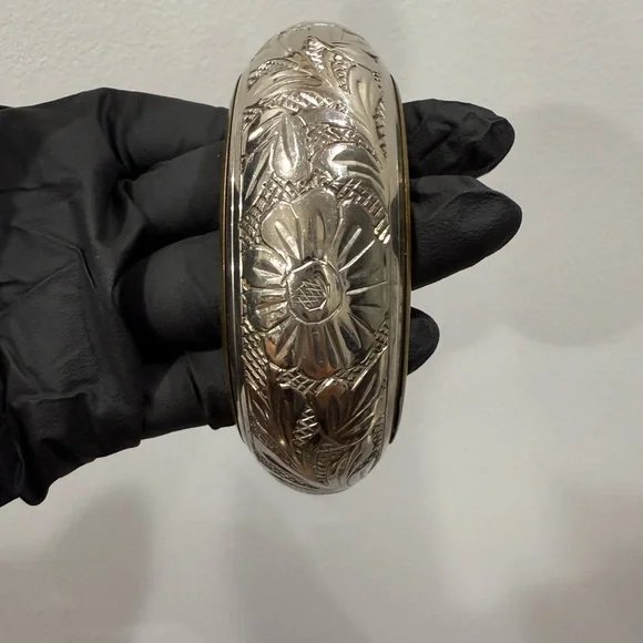 Vintage Floral Engraved Silver Bangle - Picture 4 of 9